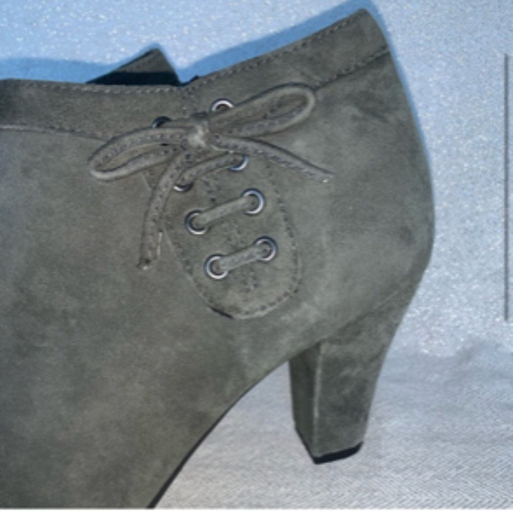 Aerosoles grey Steamroller suede booties 8-1/2 wide - Picture 3 of 11